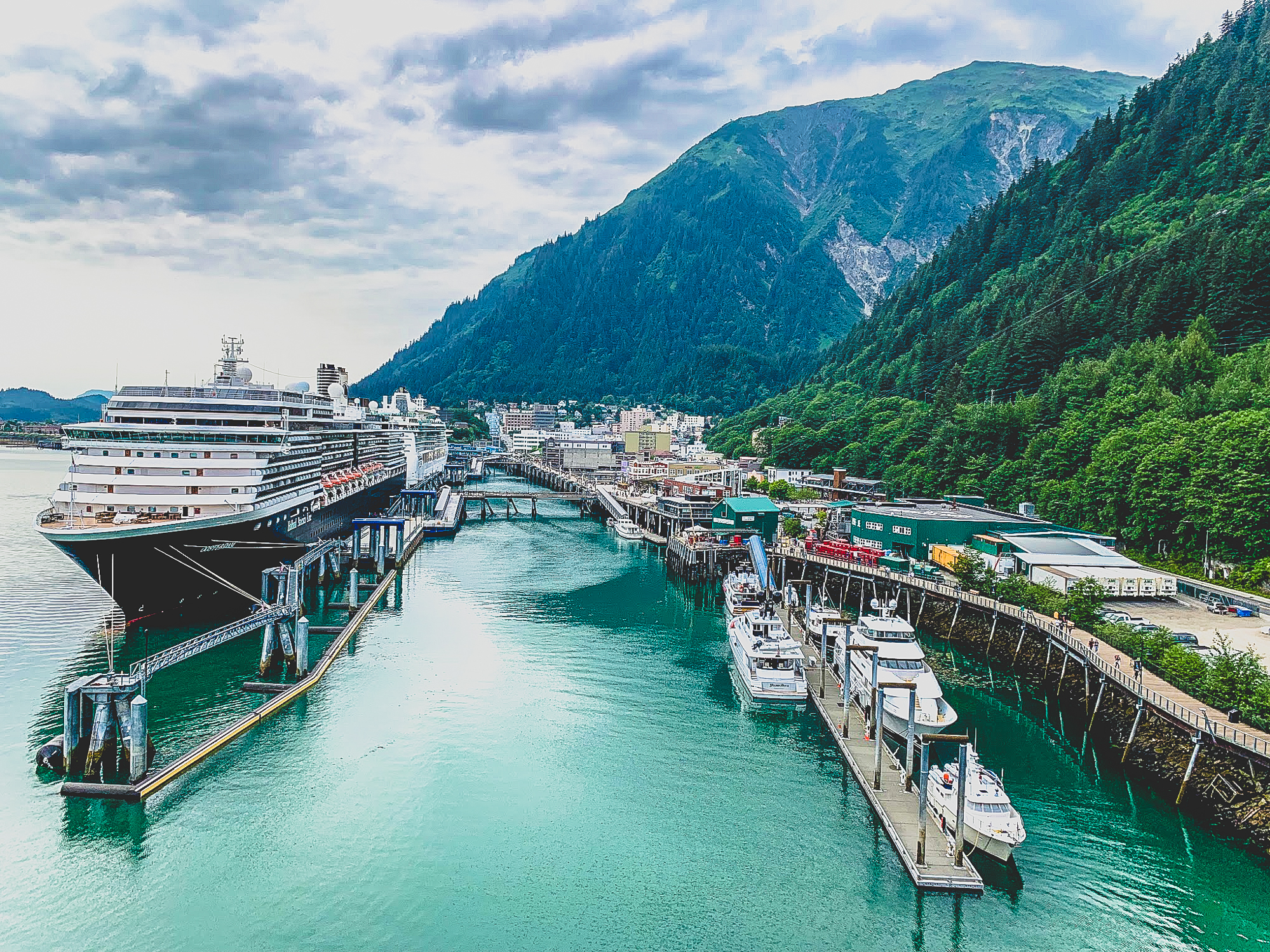 From watching wildlife to visiting glaciers, there are many things that make an Alaskan cruise special! Here are eight must-do things to make it perfect. #AlaskaCruise #Cruise #AlaskaCruiseTips #AlaskanCruiseTips